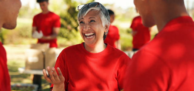 Glad volontär i röd T-shirt